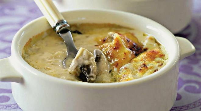 Classic julienne with mushrooms and sour cream in the oven