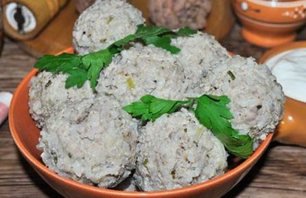 Hérissons hachés avec du riz bouilli dans une casserole