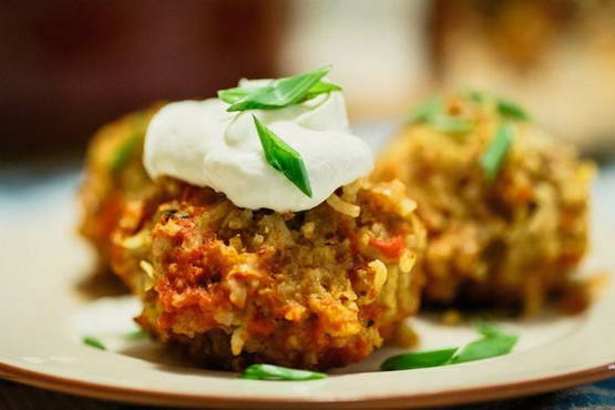 Hérissons hachés avec du riz dans une casserole avec de la sauce