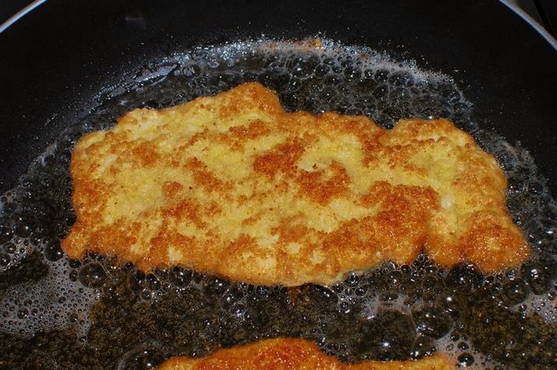 Escalope de poulet panée dans une poêle