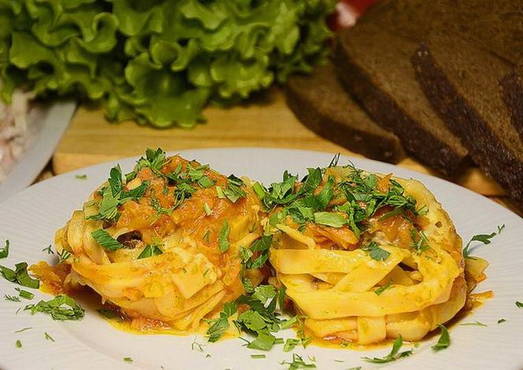 Nid avec de la viande hachée et du fromage dans une casserole