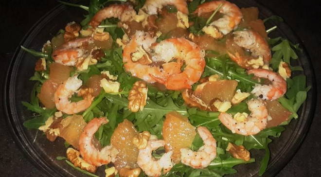 Shrimp, grapefruit and arugula salad