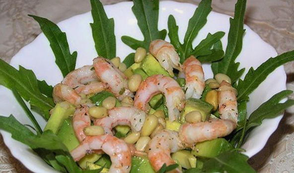 Shrimp, avocado and pine nuts salad