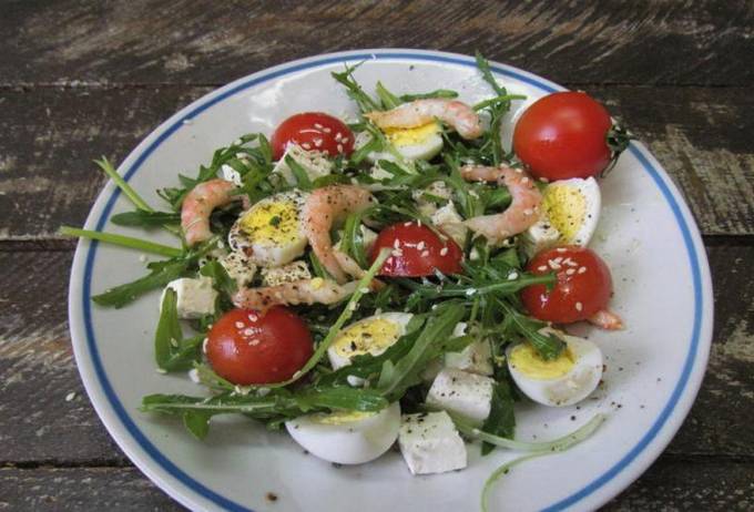 Shrimp salad with arugula and cheese