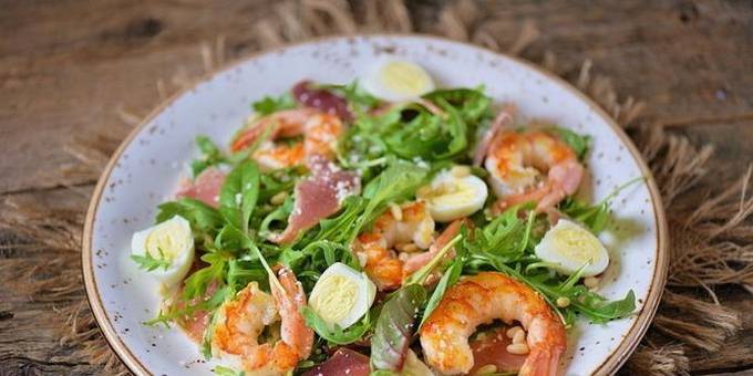 Salade de crevettes à la roquette et pignons de pin