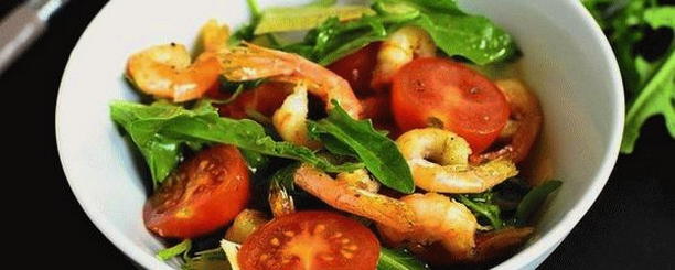 Shrimp salad with arugula, cherry tomatoes and parmesan