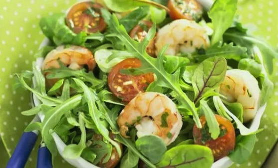 Shrimp salad with cherry tomatoes and arugula