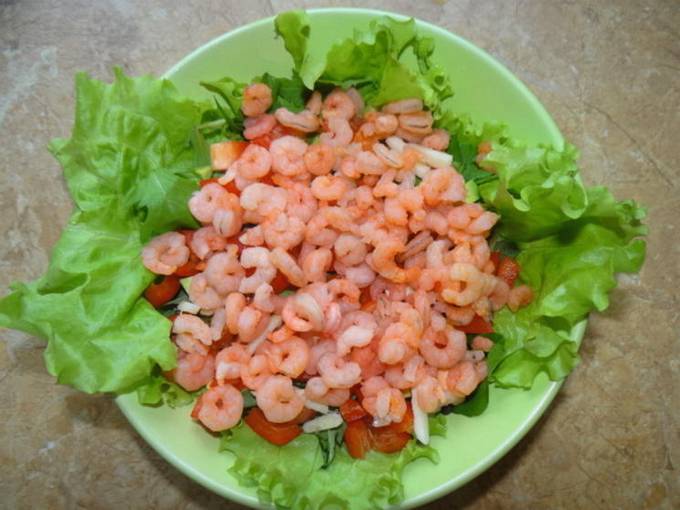 Shrimp, avocado and bell pepper salad