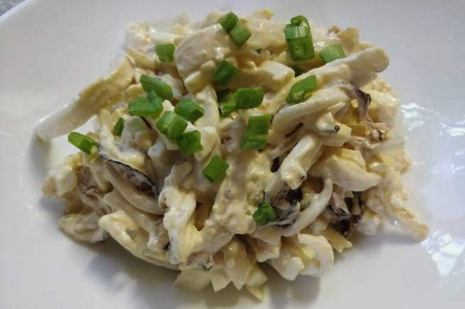 Salad with squid, egg and fried onions