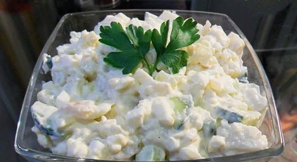 Salade de calamars, pommes de terre, oeuf et concombre