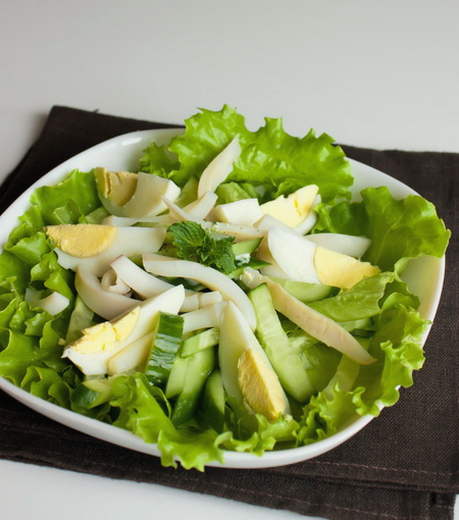 Salade aux calamars, oeuf, concombre sans mayonnaise