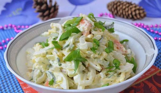 Salade de calamars, oeuf, concombre et fromage