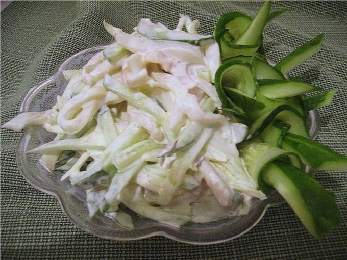 Salade de calamars, oeuf, concombre et oignon