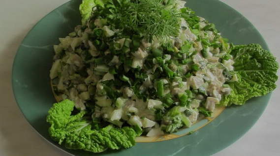 Salade de calmars et œufs en conserve