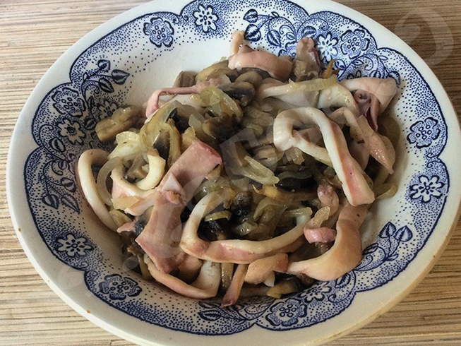 Salade de calamars, champignons et oignons frits