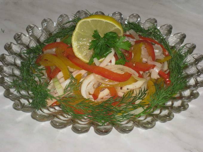 Salade de calamars et oignons marinés