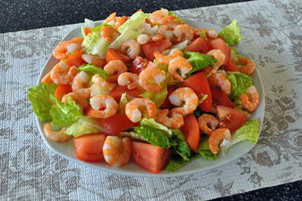 Shrimp, tomato and lettuce salad