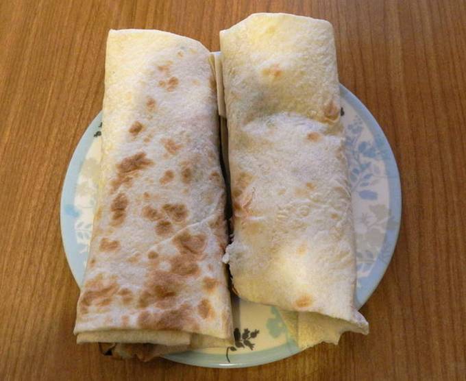 Lavash au poulet et carottes coréennes et fromage fondu