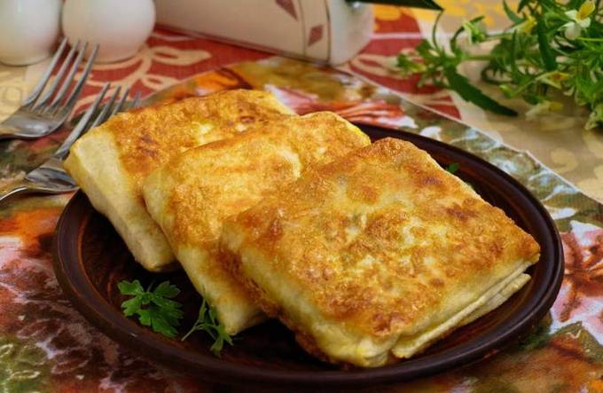 Petit-déjeuner Lavash avec jambon, fromage et œuf dans une casserole