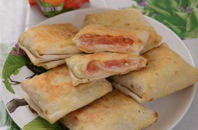 Petit-déjeuner Lavash avec tomate, fromage et œuf dans une casserole