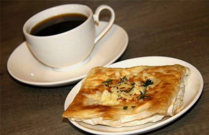 Petit-déjeuner Lavash avec saucisse, fromage et œuf dans une poêle à frire