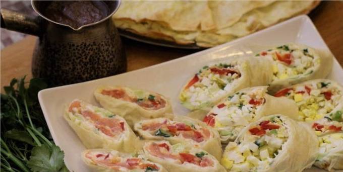 Rouleau de lavash avec oeuf, concombre, fromage et ail