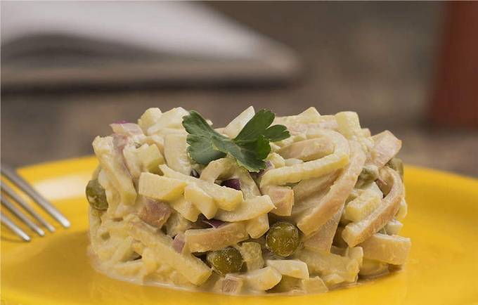 Salad with squid, apples and green peas