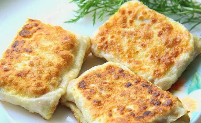 Enveloppes de lavash avec jambon, œuf et fromage dans une casserole