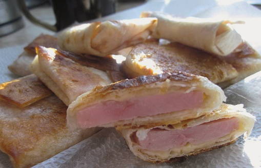 Enveloppes de Lavash avec du jambon et du fromage dans une casserole