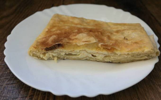 Enveloppes sucrées de pain pita avec du fromage cottage dans une casserole