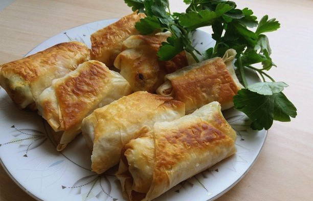 Enveloppes de lavash avec du fromage cottage et des herbes dans une casserole