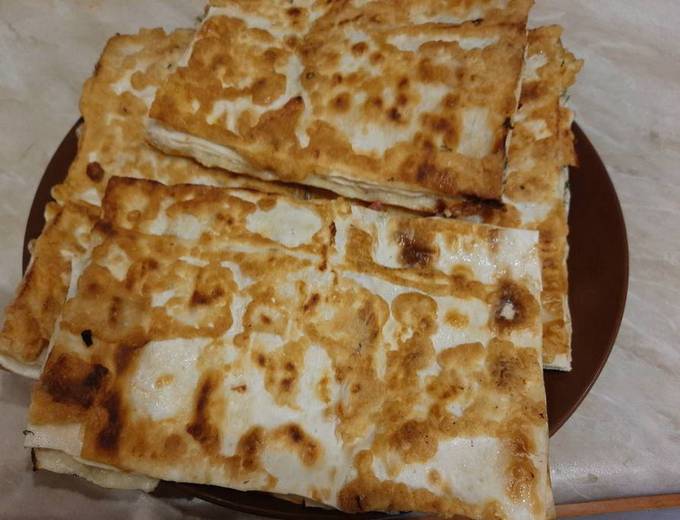 Enveloppes de lavash avec saucisse, fromage et œuf dans une casserole