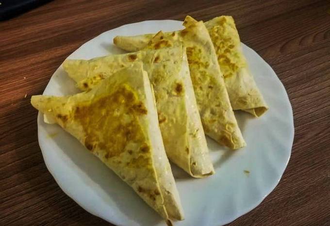 Enveloppes avec du pain pita émincé dans une casserole