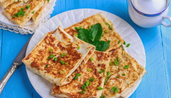 Enveloppes de lavash au fromage et aux herbes, frites dans une poêle