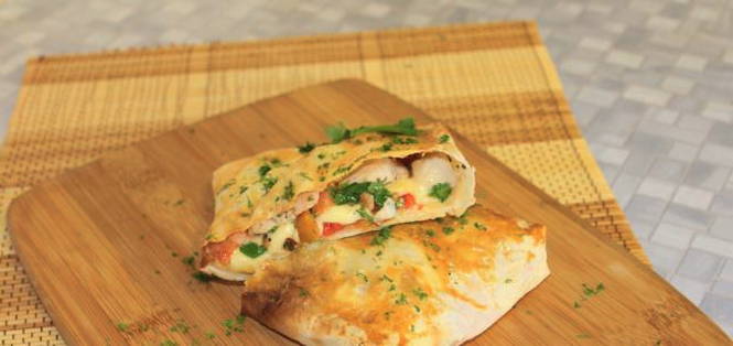 Enveloppes de lavash au poulet, tomates et fromage