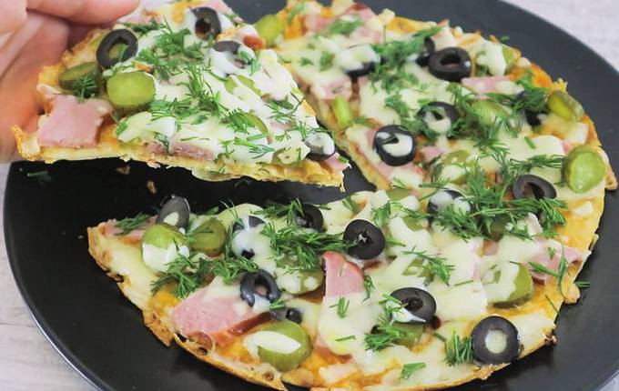 Lavash pizza en couches dans une casserole