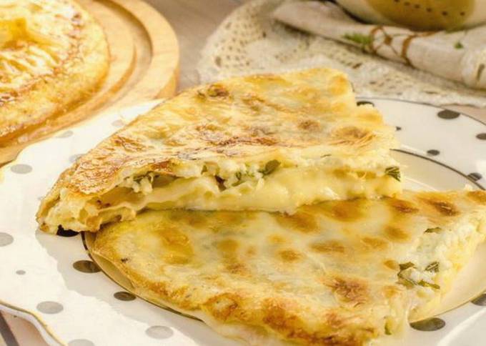 Lavash achma avec fromage cottage et herbes