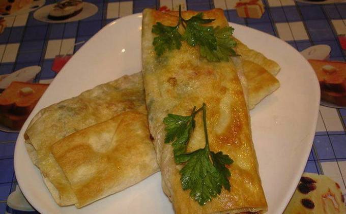 Rouleaux de pita avec saucisse et fromage dans une casserole