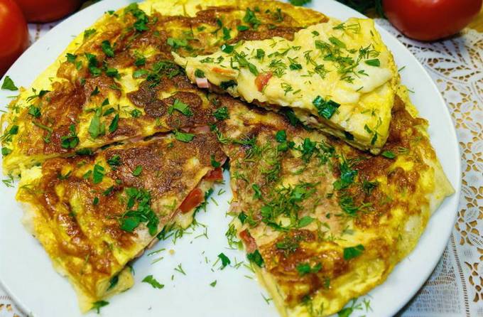 Pizza Lavash avec oeuf dans une casserole