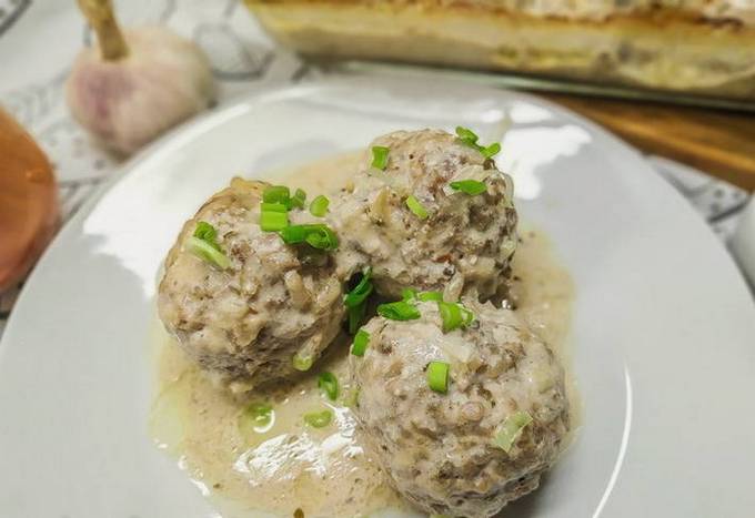 Hérissons avec viande hachée et riz à la crème sure dans une casserole