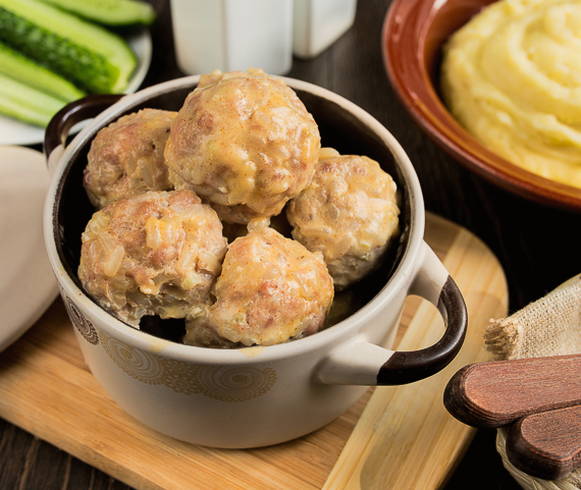 Hérissons avec viande hachée et riz à la crème sure dans une casserole