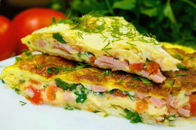 Pizza lavash fermée dans une casserole