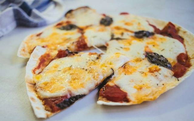 Pizza de lavash ronde dans une casserole