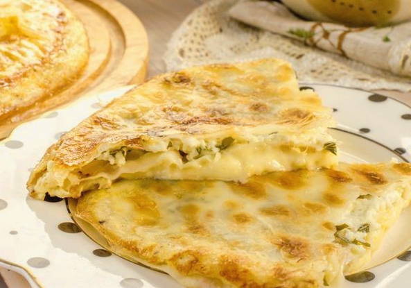 Lavash achma avec du fromage dans une casserole