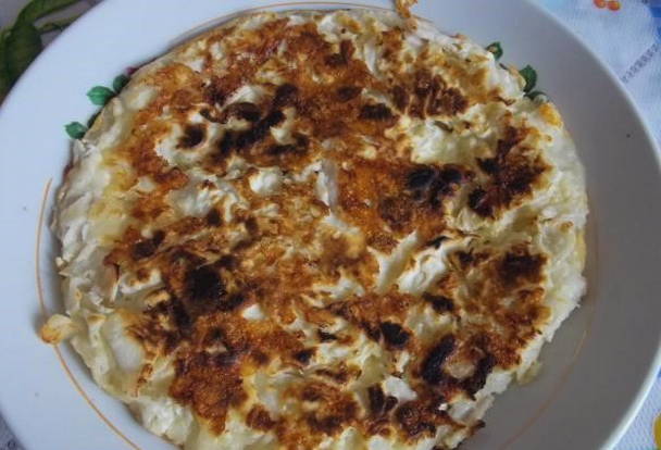 Pain pita paresseux avec du fromage dans une casserole