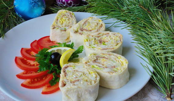 Rouleau de lavash avec poisson en conserve, fromage et œuf