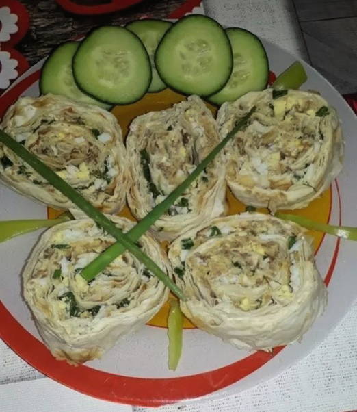 Rouleau de lavash avec poisson et œuf en conserve