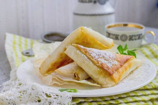 Tartes Lavash aux pommes dans une casserole