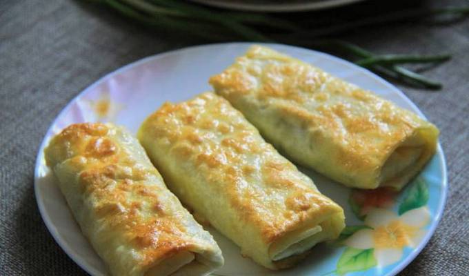 Tartes Lavash aux oignons verts dans une poêle