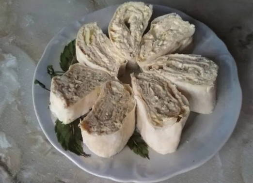 Rouleau de lavash avec poisson en conserve, fromage fondu et œuf